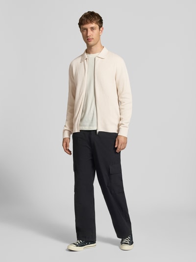 Männermodel trägt Cardigan mit Zweiwege-Reißverschluss Modell 'MILANO' von JACK & JONES Premium aus katoen, regular fit, crèmekleurig, ganzkörperansicht von vorne