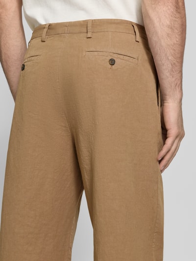 Männermodel trägt Relaxed Fit Stoffhose aus Baumwoll-Leinen-Mix von Paul Smith, Beige, glatte Textur, Detailaufnahme Rückansicht, Herren Stoffhose