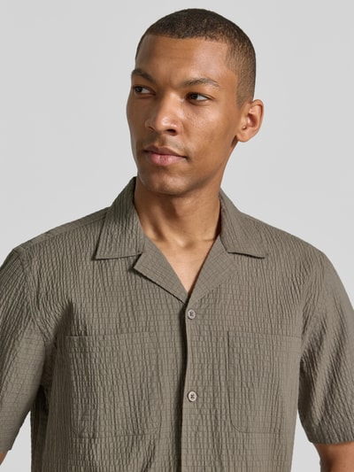 Männermodel trägt Modern Fit Freizeithemd mit Brusttaschen von Lindbergh, Baumwoll-Mix, Stretch-Anteil, Strukturmuster, Reverskragen, Knopfleiste, Nahaufnahme Oberkörper.