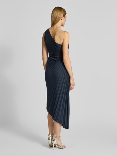 Männermodel trägt Cocktailkleid in asymmetrischem Look von V by Vera Mont, Materialmix z elastyczną domieszką, krój slim fit, długość do połowy łydki, długość tyłu w rozmiarze 36: 124 cm, szerokość w rozmiarze 36: 42 cm, plisowana struktura, ciemnoniebieski, widok całej sylwetki od tyłu.