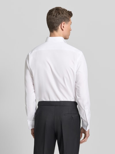 Männermodel trägt Modern Fit Business-Hemd mit verdeckter Knopfleiste von OLYMP in Weiß, reine Baumwolle, Ganzkörperansicht Rückansicht.