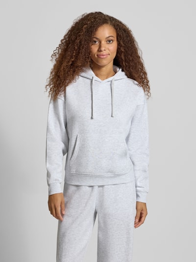 Modelka nosi jasnoszarą bluzę z kapturem Regular Fit Hoodie aus Baumwoll-Mix model 'BEST' von ONLY, miękka faktura, widok z przodu, Damen Hoodie von ONLY, Ganzkörperansicht von vorne.