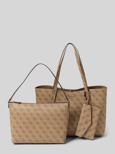 Produktfoto, Handtasche mit Label-Applikation Modell 'BRENTON TOTE' von Guess mit Tragehenkel, Etui, Umhängetasche, Hakenverschluss, Hauptfach, Maße: 43 cm Breite, 28 cm Länge, 13 cm Tiefe, 59 cm Schulterriemen, beige gemustert, strukturierte Oberfläche.