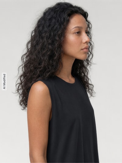 Frauenmodel trägt Midikleid aus Modal-Mix mit Rundhalsausschnitt von Jake*s Collection in Schwarz, gerader Schnitt, Nahaufnahme Oberkörper.