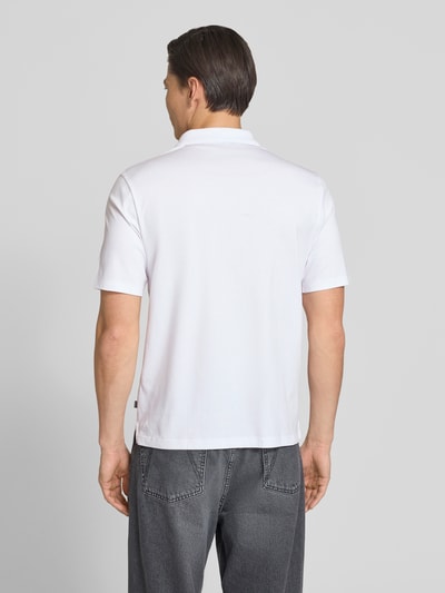 Männermodel trägt Regular Fit Poloshirt mit borstzak van MAERZ Muenchen, puur katoen, knoopsluiting, ruglengte maat 50: 71 cm, ganzkörperansicht rückansicht.