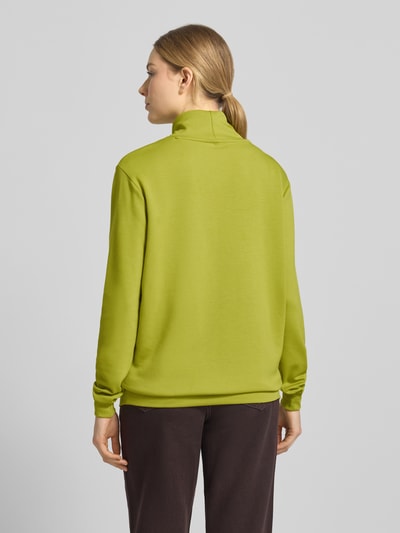 Kobiece model prezentuje Sweatshirt mit Stehkragen und Statement-Print od Soyaconcept, zielony materiał z domieszką modalu, krój regular fit, widok całej sylwetki od tyłu