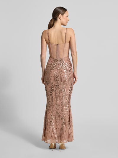 Frauenmodel trägt Abendkleid mit Pailletten von V.M., figurbetontes Maxikleid, Stretch-Anteil, Mixung, Spaghetti-Träger, Farbe Rosé, Rückenlänge 132 cm, Brustweite 32 cm, Ganzkörperansicht Rückansicht.