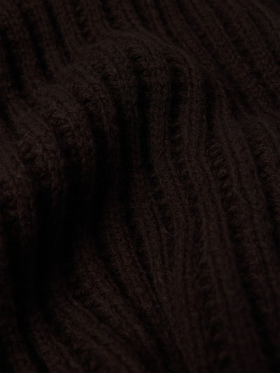Produktfoto, dunkelbrauner Grobstrick mit weicher, gerippter Textur, Schal mit Label-Detail Modell 'NUMAS' von DRYKORN, Material-Mix mit Alpaka-Anteil
