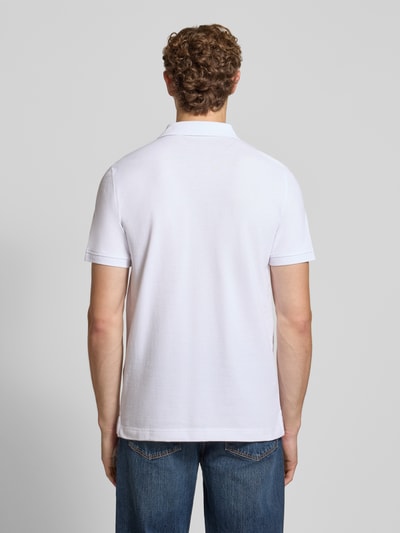 Mężczyzna model nosi Regular Fit Poloshirt aus Baumwoll-Mix von Tom Tailor, biała koszulka polo, gładka faktura, widok całej sylwetki z tyłu, koszulka polo męska Tom Tailor