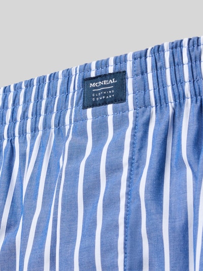 Produktfoto, Boxershorts mit elastischem Bund im 3er-Pack von MCNEAL, niebiesko-białe paski, bawełna, krój regular fit, detal z logo
