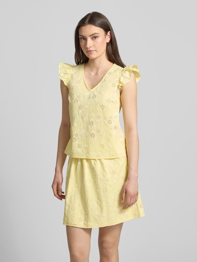 Frauenmodel trägt Regular Fit Blusentop aus reiner Baumwolle Modell 'BANNA' von Pieces, Optik:Allover-Muster, Florales-Allover-Muster, V-Ausschnitt, Kurzarm, Materialverarbeitung: Popeline, Nahaufnahme Oberkörper.