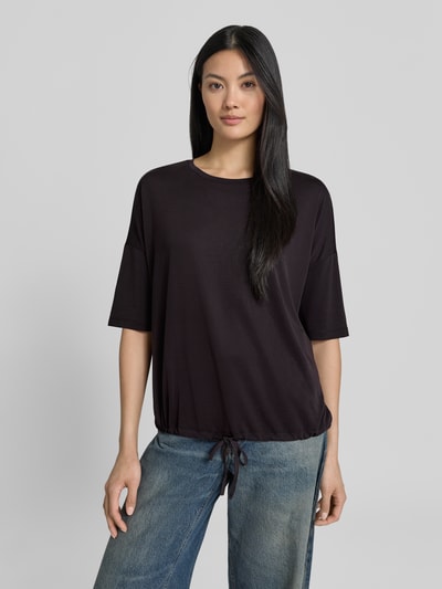 Frauenmodel trägt T-Shirt aus Modal-Mix mit Tunnelzug von Christian Berg Woman in Schwarz, Relaxed-Fit, Rundhalsausschnitt, Damen T-Shirt, Rückenlänge bei Größe S 55 cm, Ganzkörperansicht von vorne.