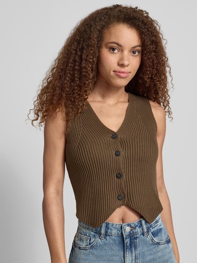 Frauenmodel trägt Jeansshorts mit Eingrifftaschen Modell 'MINDIE' von Noisy May aus Reine Baumwolle, Regular-Fit, Nahaufnahme Oberkörper.