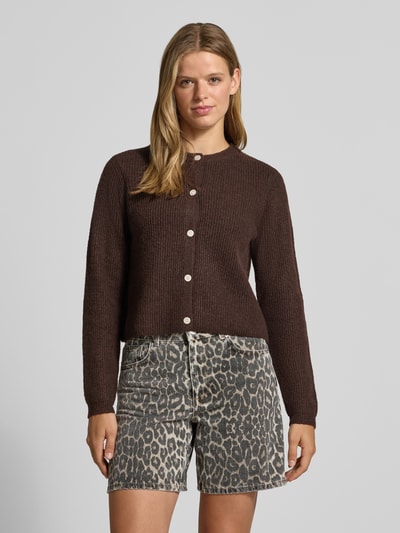 Frauenmodel trägt Strickjacke mit Woll-Anteil Modell 'SILLY' von PIECES in Braun, grobe Struktur, runde Knöpfe, Ganzkörperansicht von vorne.