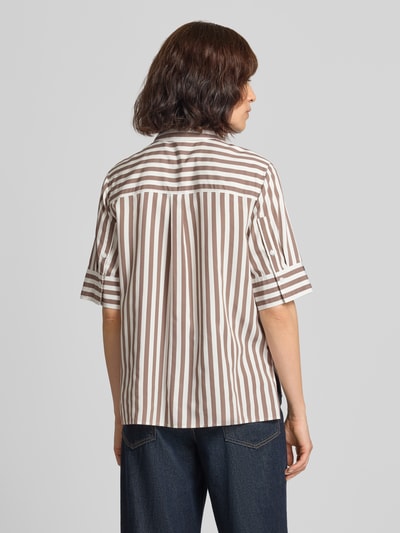 Kobieta nosi Regular Fit Hemdbluse aus Viskose-Mix Model 'VICA FRIL' od Brax, dwukolorowy wzór w paski, splot twill, krótki rękaw, Brusttasza, Ganzkörperansicht Rückansicht.
