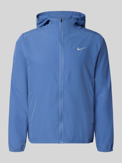 Produktfoto, Regular Fit Trainingsjacke mit Kapuze von Nike Training in Hellblau mit glatter Struktur und silbernem Logo auf der Brust