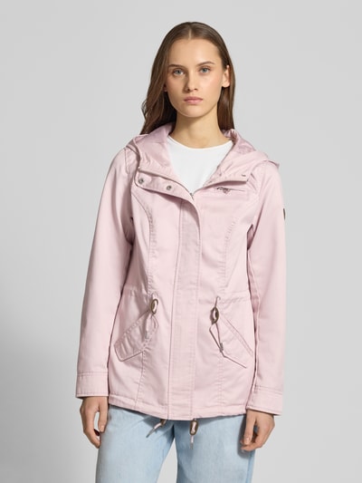 Vrouwenmodel draagt Regular fit Parka met katoen, model 'LORCA' van Only, effen lichtroze canvas, tunnelkoord, patzakken, voorkant geheelopname