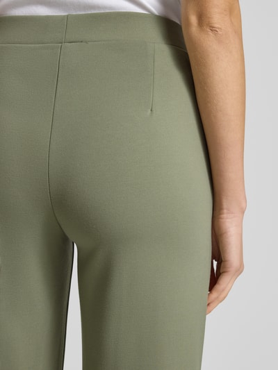 Frauenmodel trägt Hose mit Längsnähten und elastischem Bund von Smith and Soul in Grün, Material-Mix mit Viskose-Anteil, Regular-Fit, Nahaufnahme Rückansicht.
