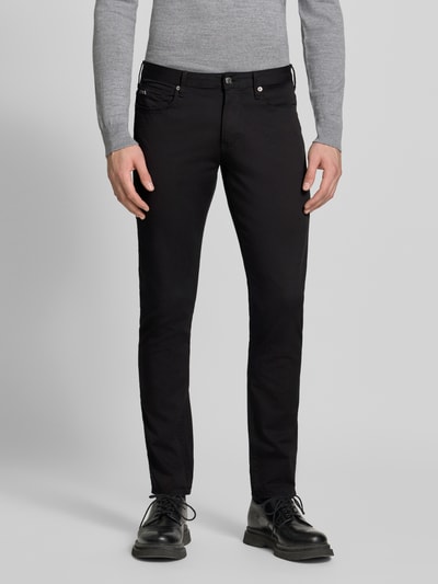 Männermodel trägt Slim Fit Jeans aus Baumwoll-Mix im 5-Pocket-Design von Emporio Armani in Schwarz, Nahaufnahme Oberkörper. Elastischer Stoff sorgt für bequemen Sitz, sichtbare Knöpfe und Taschenstruktur.