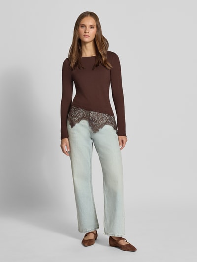 Vrouwenmodel draagt slim shirt met lange mouwen van viscosemix in bruin met kanten detail, Slim Fit Langarmshirt aus Viskose-Mix Modell 'LAILA' van ONLY, Dames Langarmshirt van ONLY, volledig zicht van voren