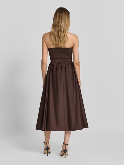 Vrouwenmodel draagt Cocktailkleid im Off-Shoulder-Look met Smok-Details van Jake*s Cocktail, mix van katoen en elastaan, A-lijn, midi-jurk, ruglengte bij maat 36: 104 cm, borstwijdte bij maat 36: 35 cm, geheellichaamsaanzicht rugaanzicht.