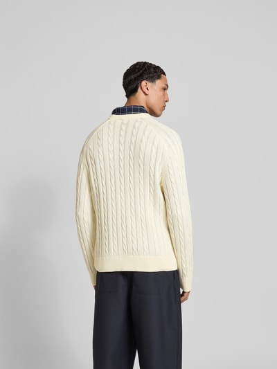 Männermodel trägt Slim Fit Pullover in Strick-Optik von Filippa K, reine Baumwolle, elastische Abschlüsse, Rückansicht, Ganzkörperansicht.