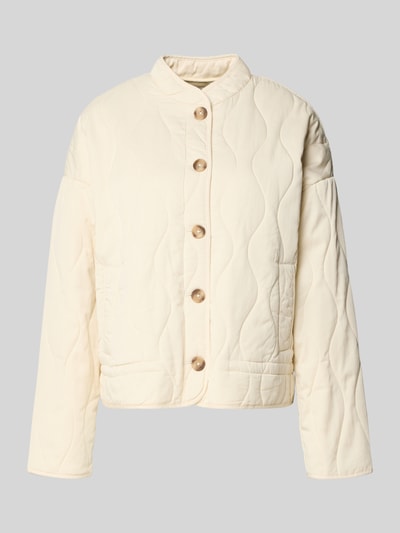 Produktfoto, Steppjacke aus Lyocell-Baumwoll-Mix mit Stehkragen von Jake*s Casual in Creme mit Knopfleiste und Eingrifftaschen, Regular Fit. Rückenlänge 59 cm, Schulterbreite 45 cm, Brustweite 60 cm, Ärmellänge 49 cm. Strukturierte Oberfläche mit wellenförmigen Steppnähten.