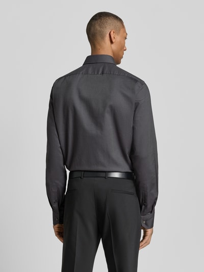Männermodel trägt Regular Fit Businesshemd mit extralangem Arm Modell 'H-JOE-SPREAD' von BOSS, unifarben, Baumwoll-Mix, Ganzkörperansicht Rückansicht