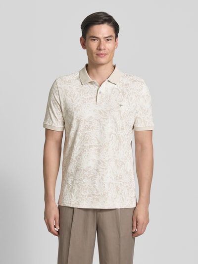 Männermodel trägt Regular Fit Poloshirt aus Baumwolle im Allover-Look von Fynch-Hatton in Beige mit Knopfleiste, Ganzkörperansicht von vorne.
