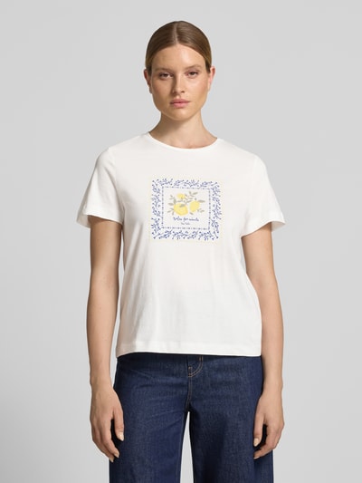 Frauenmodel trägt Regular Fit T-Shirt aus reiner Baumwolle von Tom Tailor in Unifarben mit Motiv-Print, Rundhals, Kurzarm, Ganzkörperansicht von vorne.