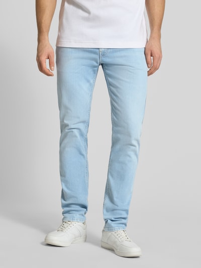 Mężczyzna nosi Slim Fit Jeans mit Eingrifftaschen Modell 'Anbass' od Replay, jasnoniebieski bawełniano-elastanowy krój slim fit, Szerokość w rozmiarze 32/32: 45 cm, długość nogawki wewnętrznej: 82 cm, całkowity widok z przodu.