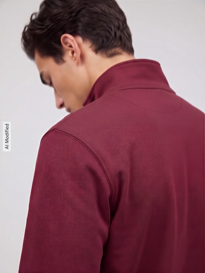 Männermodel trägt Regular Fit Sweatshirt aus Baumwoll-Mix von GANT in Dunkelrot mit glatter Struktur, Ganzkörperansicht Rückansicht, KI-modifiziertes Bild.