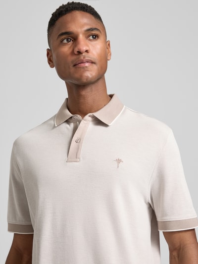 Männermodel trägt Regular Fit Poloshirt mit Label-Stitching Modell 'Percyco' von JOOP! Collection aus reiner Baumwolle, Nahaufnahme Oberkörper.