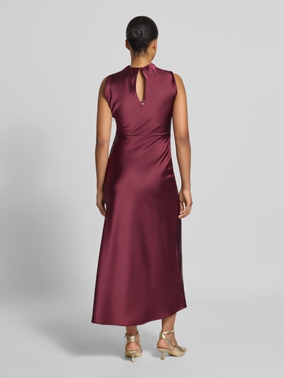 Frauenmodel trägt Cocktailkleid aus Satin mit Raffungen von Rinascimento in Bordeaux, Midilänge, taillierte Passform, Rückansicht, KI-modifiziertes Bild.