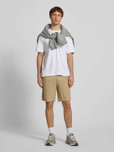 Männermodel trägt Shorts mit Tunnelzug Modell 'JAIDEN' von Jack & Jones aus Baumwoll-Leinen-Mix, Regular-Fit, Ganzkörperansicht von vorne.
