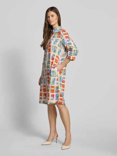 Frauenmodel trägt Knielanges Hemdblusenkleid aus Viskose im Allover-Look von Milano Italy in buntem Muster, gerader Schnitt, 3/4-Arm, Ganzkörperansicht von vorne.