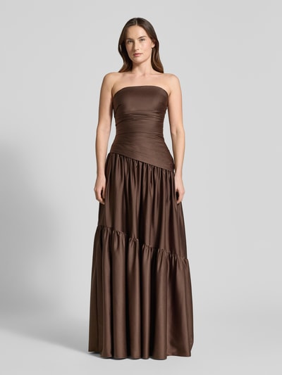 Vrouwenmodel draagt Regular Fit Abendkleid in Falten-Optik van Luxuar in bruin satijn, schoudervrij A-lijn, taille accent, volledige lichaamsvooraanzicht.