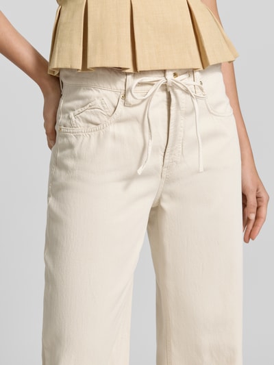Frauenmodel trägt Baggy Jeans aus Lyocell-Mix mit Leinen-Anteil von Cambio, Optik: Unifarben, 5-Pocket-Design, Nahaufnahme Oberkörper.