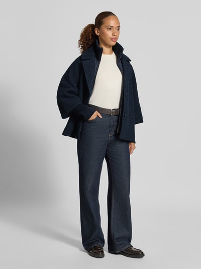 Frauenmodel trägt Regular Fit Webpelzjacke im 2-in-1-Look von Tom Tailor, dunkelblau, strukturierte Oberfläche, Damen Teddy- / Webpelzjacke, Ganzkörperansicht von vorne.