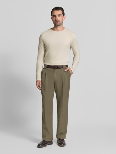 Männermodel trägt Regular Fit Longsleeve aus reiner Baumwolle Modell 'Kendrick' von Drykorn in Beige, glatte Textur, Ganzkörperansicht von vorne.