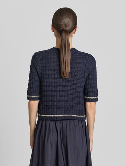 Frauenmodel trägt Slim Fit Cardigan in Strick-Optik von ROBE LÉGÈRE aus elastischem Baumwoll-Mix, dunkelblau, Rückenansicht Ganzkörperansicht.