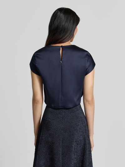 Frauenmodel trägt Bluse aus Satin von Rinascimento, navyblau, gerade Passform, kurzer Ärmel, Rückansicht, Rückseitige Knopfverschluss, Ganzkörperansicht Rückansicht.