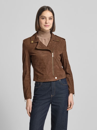 Frauenmodel trägt Lederjacke mit Umlegekragen und Reißverschluss von ARMANI EXCHANGE aus Ziegenleder, Regular-Fit, Ganzkörperansicht von vorne.