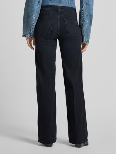 Vrouwenmodel draagt donkere bootcut jeans van mix van modal en katoen, Bootcut-Jeans aus Baumwoll-Modal-Mix Modell 'AMARA' van CAMBIO, volledige achteraanzicht.