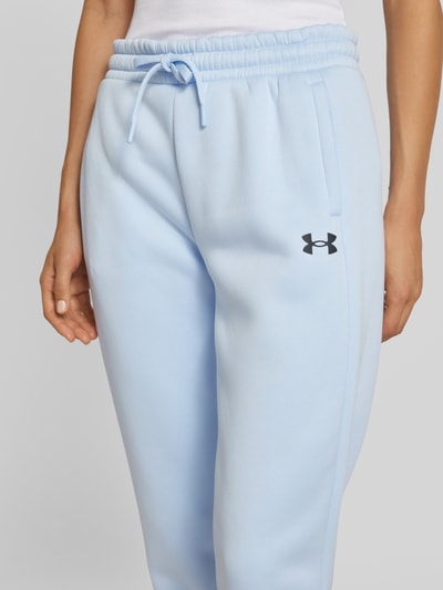 Under Armour Spodnie dresowe o kroju regular fit z nadrukiem z logo Jasnoniebieski 3