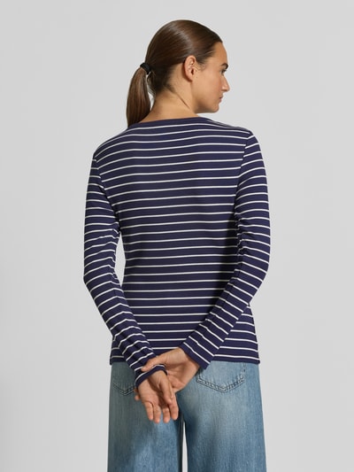 Kobieta-modelka ma na sobie Slim Fit Langarmshirt aus Baumwoll-Mix mit kurzer Knopfleiste od Christian Berg Woman, krój slim fit, mieszanka bawełny, okrągły dekolt, listwa guzikowa, krój z długim rękawem, długość tyłu w rozmiarze S: 58 cm, granatowo-białe paski, tekstura gładka, widok całej sylwetki z tyłu.