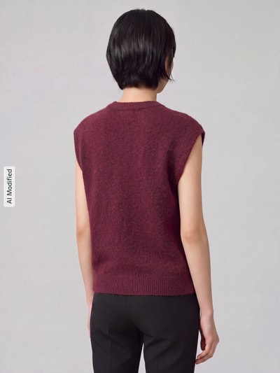 Frauenmodel trägt Relaxed Fit Pullunder aus Woll-Mix Modell 'LULU' von Selected in Dunkelrot, strukturierte Oberfläche, Ganzkörperansicht Rückansicht, Damen Pullunder, KI-modifiziertes Bild.