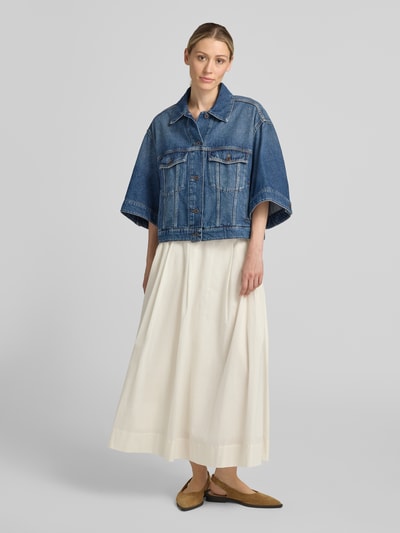 Vrouwenmodel draagt Regular Fit jeansjack van puur katoen model 'LIUTI' van Weekend Max Mara, blauwe tinten, dames jeansjack, geheelvooraanzicht.
