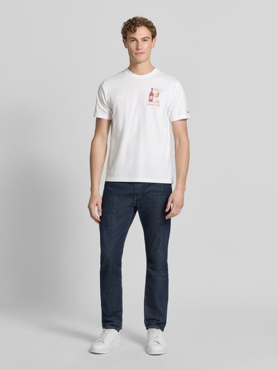 Männermodel trägt Herren T-Shirt mit Stitchings Modell 'PORTOFINO' von MC2 Saint Barth, Reine Baumwolle, Regular-Fit, Rundhalsausschnitt, Rückenlänge bei Größe M 68 cm, Weiß mit dezentem Aufdruck, Ganzkörperansicht von vorne.