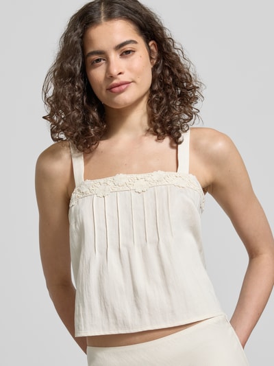Frauenmodel trägt Cropped Blusentop mit Häkelspitze von Jake*s Casual, in Creme, Lyocell-Mix mit Viskose-Anteil, Drapierungen, Nahaufnahme Oberkörper.